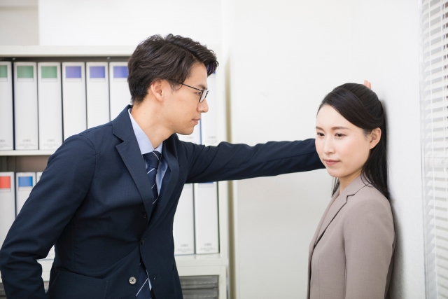 周囲を気にしながら恋愛関係を続ける同僚の男女